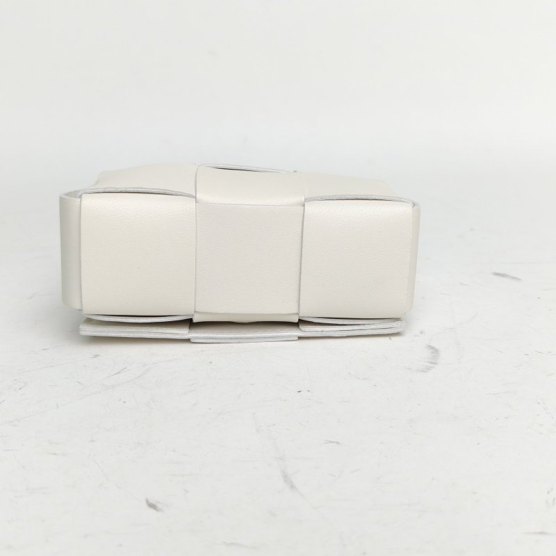 BOTTEGA VENETA 羊皮Cassette編織mini粉筆白肩背包-4