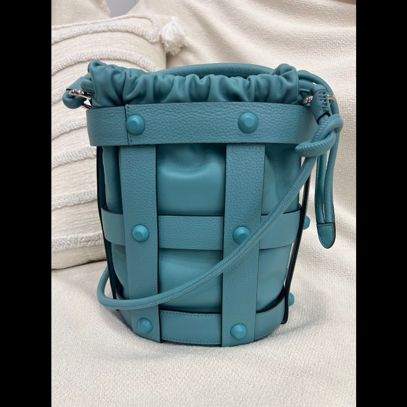 菲拉格慕ferragamo雾霾蓝水桶包-2