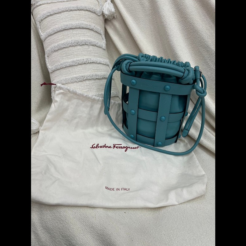 菲拉格慕ferragamo雾霾蓝水桶包-10