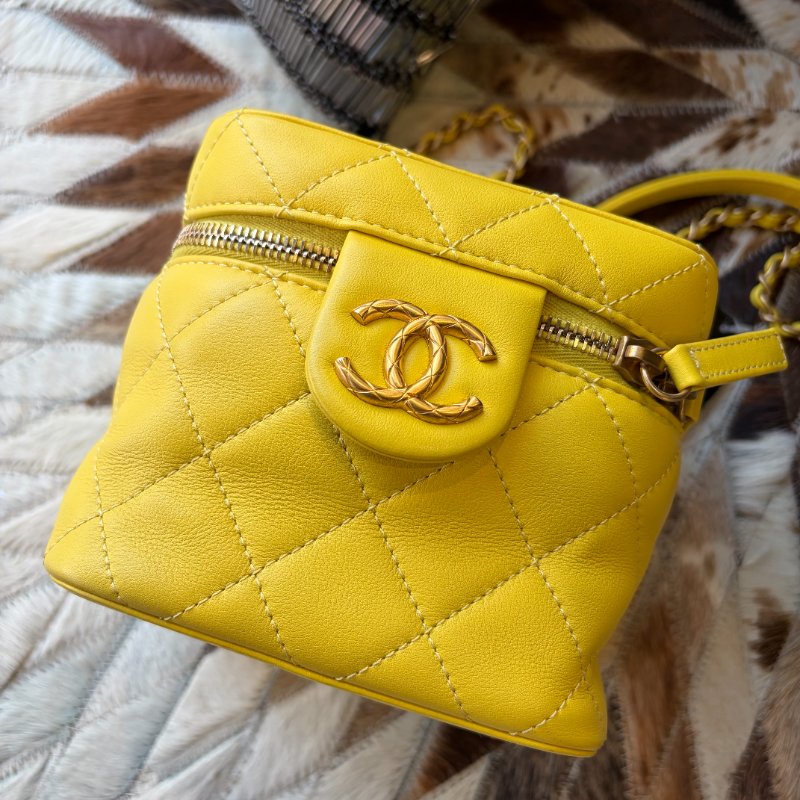 CHANEL 方型化妝鏈包 黃色 晶片-1