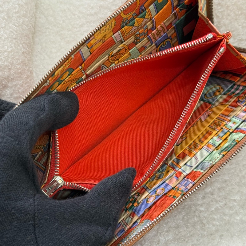 Hermes Silk'In 焦糖棕色絲巾長夾 🎠復古馬戲團幾何內裏-7