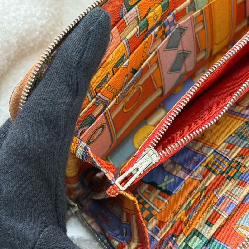 Hermes Silk'In 焦糖棕色絲巾長夾 🎠復古馬戲團幾何內裏-8