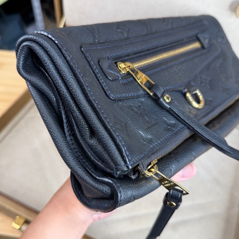 上架中🔑Louis Vuitton 黑原花壓紋皮革手拿包-2