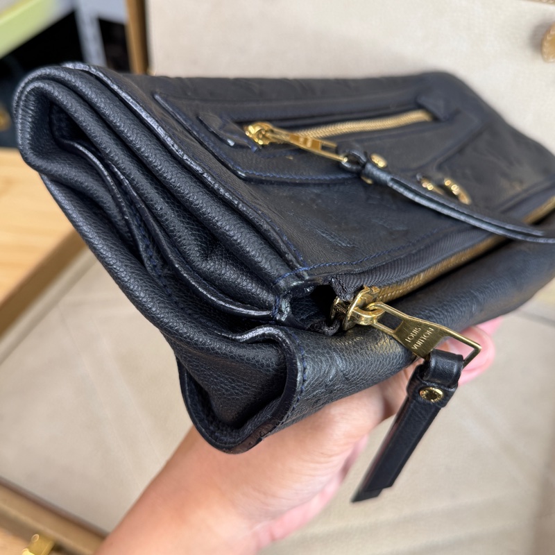 上架中🔑Louis Vuitton 黑原花壓紋皮革手拿包-3
