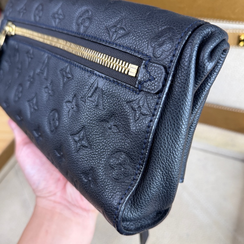上架中🔑Louis Vuitton 黑原花壓紋皮革手拿包-5
