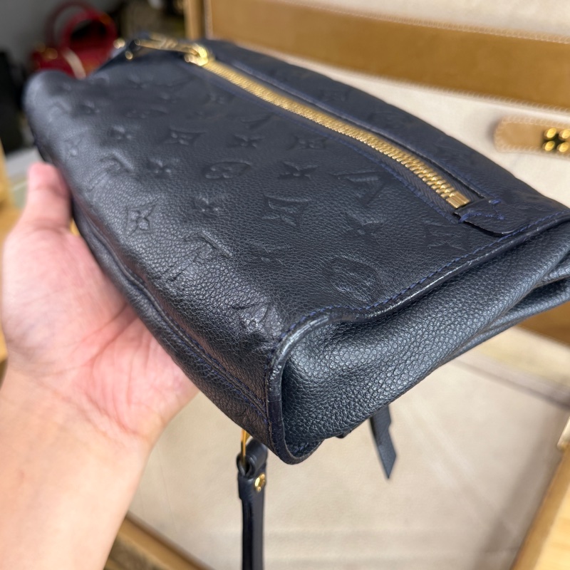 上架中🔑Louis Vuitton 黑原花壓紋皮革手拿包-6