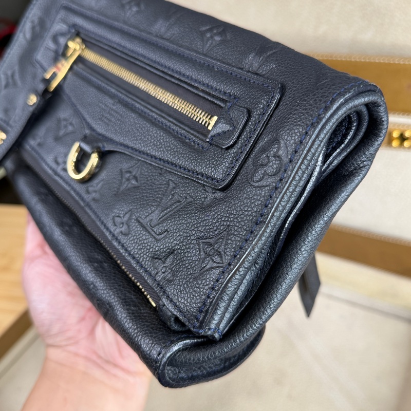 上架中🔑Louis Vuitton 黑原花壓紋皮革手拿包-7