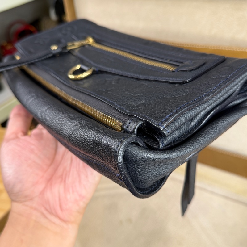 上架中🔑Louis Vuitton 黑原花壓紋皮革手拿包-8