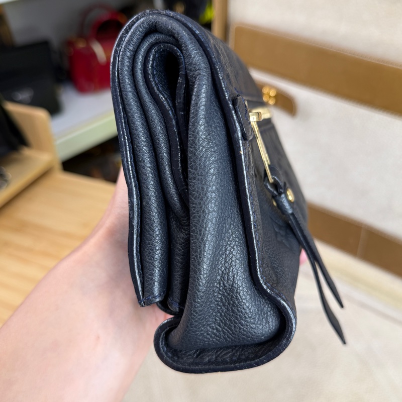 上架中🔑Louis Vuitton 黑原花壓紋皮革手拿包-9