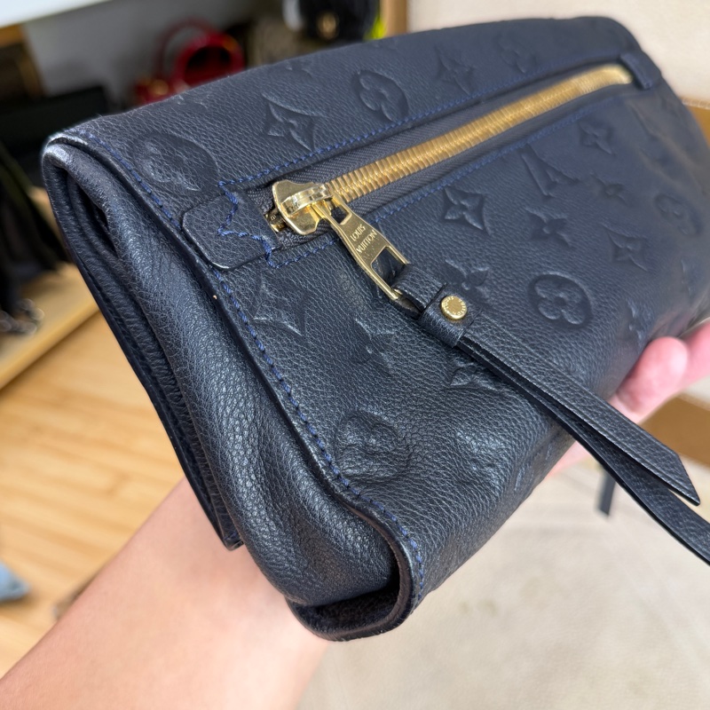 上架中🔑Louis Vuitton 黑原花壓紋皮革手拿包-10