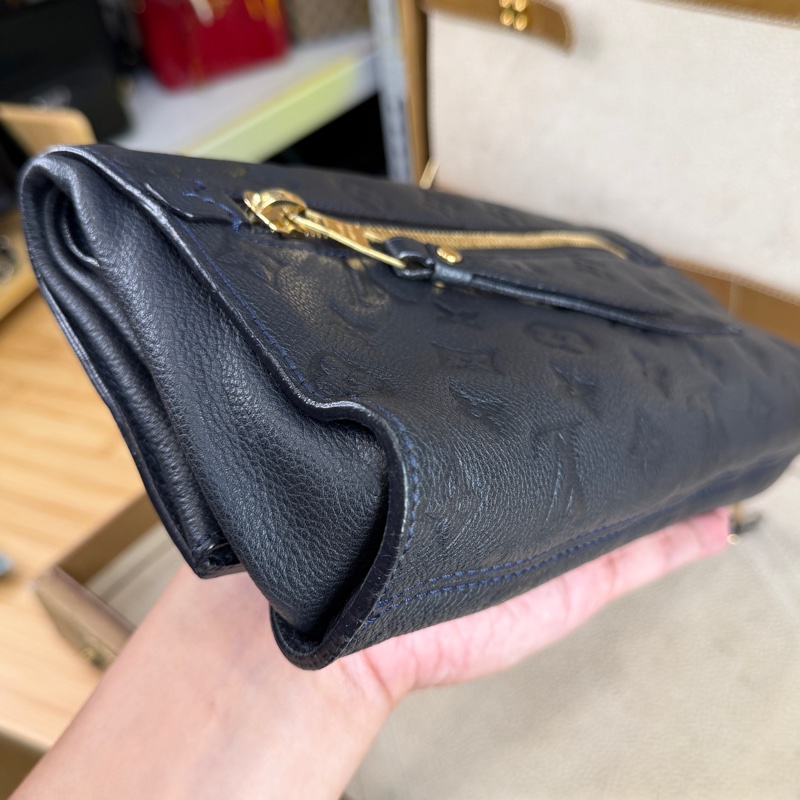 上架中🔑Louis Vuitton 黑原花壓紋皮革手拿包-11
