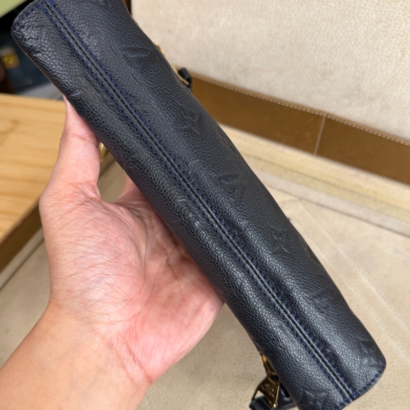 上架中🔑Louis Vuitton 黑原花壓紋皮革手拿包-12