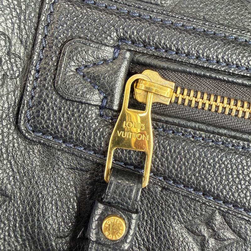 上架中🔑Louis Vuitton 黑原花壓紋皮革手拿包-13