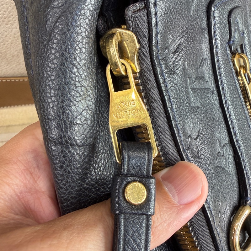 上架中🔑Louis Vuitton 黑原花壓紋皮革手拿包-14