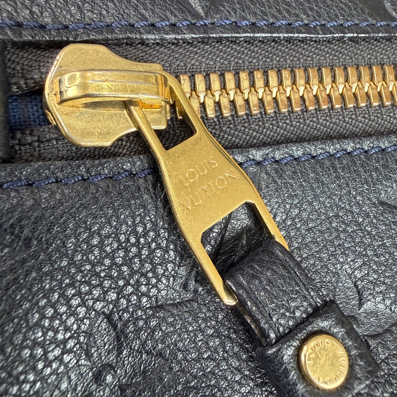 上架中🔑Louis Vuitton 黑原花壓紋皮革手拿包-16