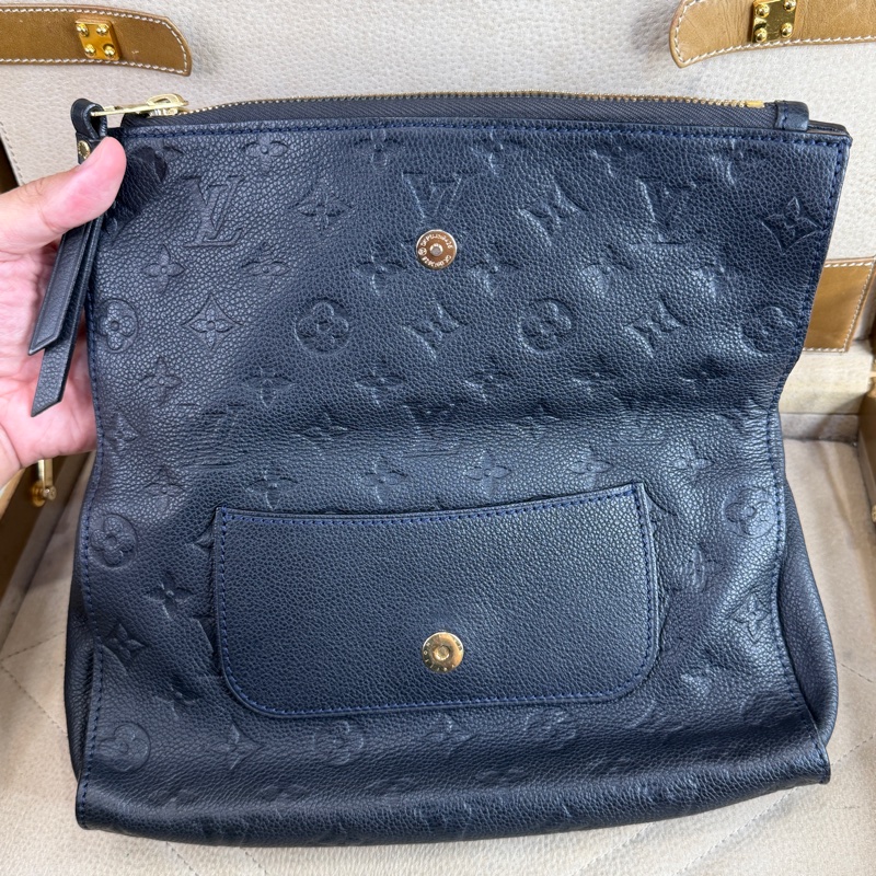 上架中🔑Louis Vuitton 黑原花壓紋皮革手拿包-19