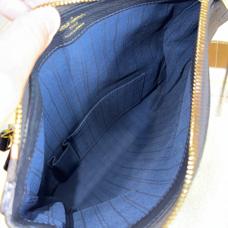 上架中🔑Louis Vuitton 黑原花壓紋皮革手拿包-20