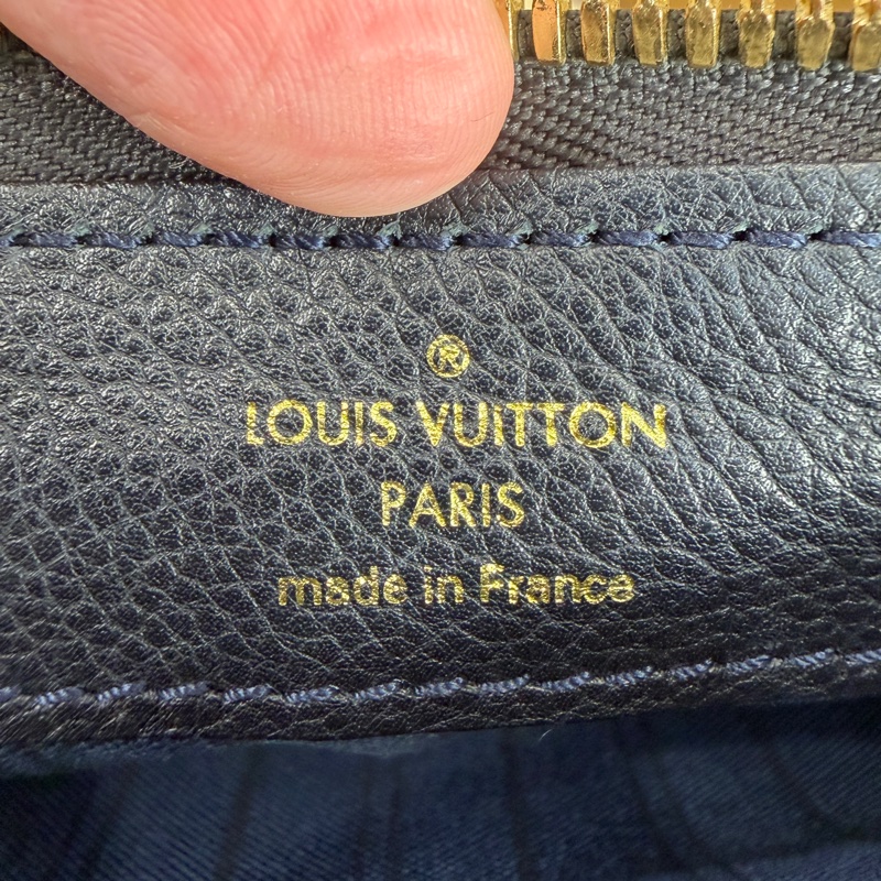 上架中🔑Louis Vuitton 黑原花壓紋皮革手拿包-21