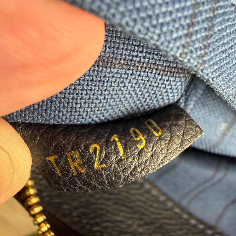 上架中🔑Louis Vuitton 黑原花壓紋皮革手拿包-22