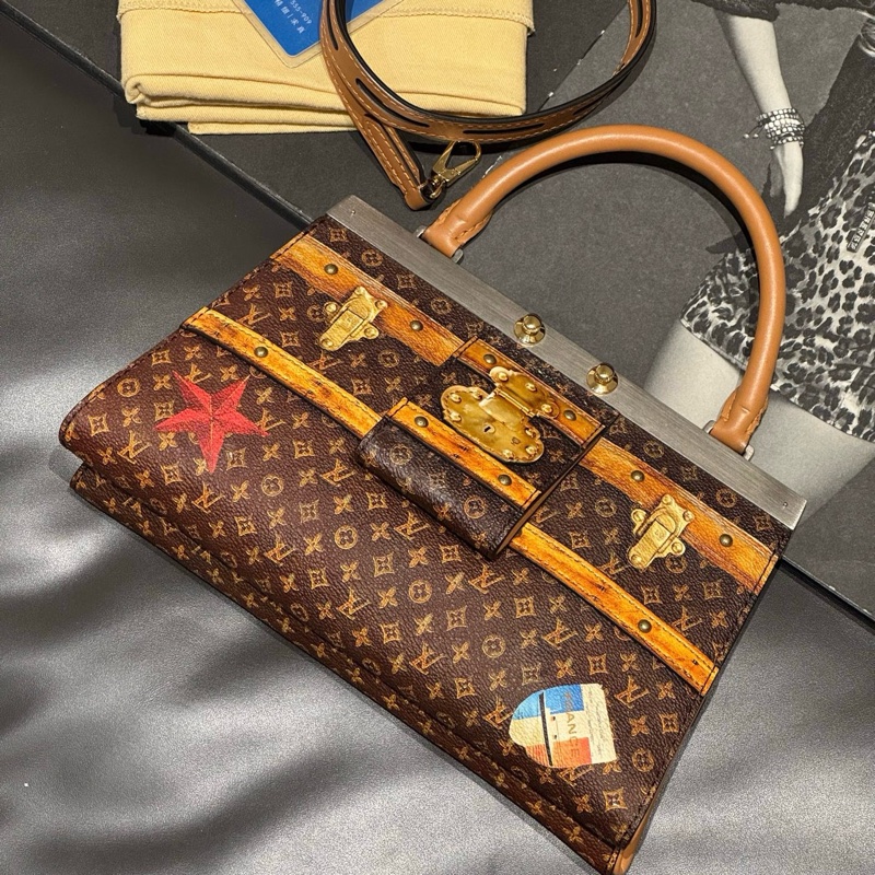 🍁LV 路易威登 city frame 伊勢丹楓葉限定走秀限量款夾子包 手提包斜挎包 金扣-3