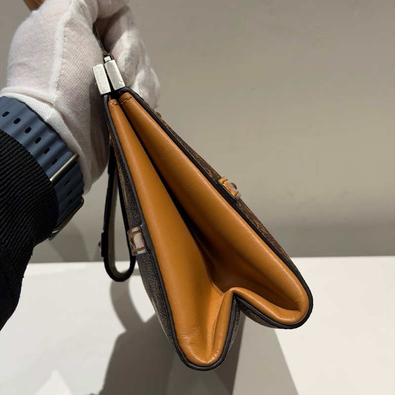 🍁LV 路易威登 city frame 伊勢丹楓葉限定走秀限量款夾子包 手提包斜挎包 金扣-4