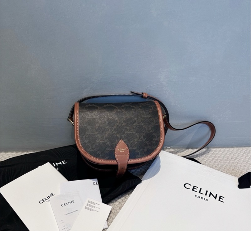 近新CELINE Triomphe Folco 馬鞍包 (購證/防塵袋/紙袋)-5