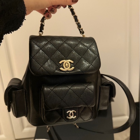 Chanel/香奈兒 25S 黑金荔枝紋 炸藥包 雙肩包