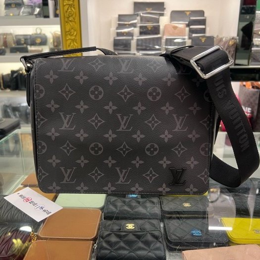 東區正精品㊣ LV DISTRICT M45272黑花黑字方型吸釦式翻蓋肩背包斜背包男包 RZ6483-0