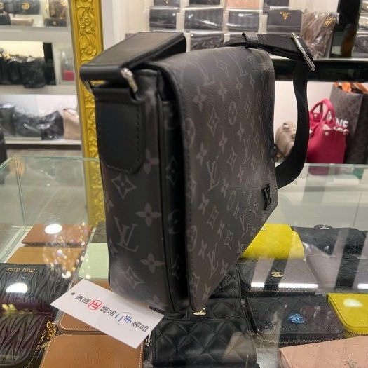 東區正精品㊣ LV DISTRICT M45272黑花黑字方型吸釦式翻蓋肩背包斜背包男包 RZ6483-1