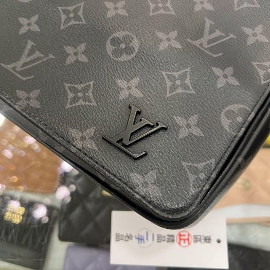 東區正精品㊣ LV DISTRICT M45272黑花黑字方型吸釦式翻蓋肩背包斜背包男包 RZ6483-3