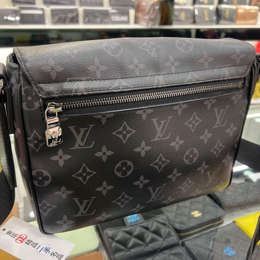 東區正精品㊣ LV DISTRICT M45272黑花黑字方型吸釦式翻蓋肩背包斜背包男包 RZ6483-4