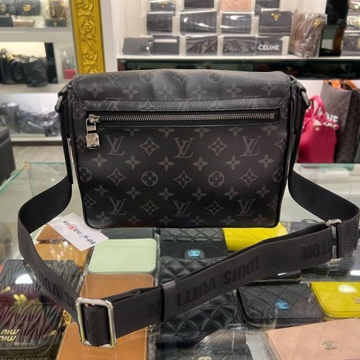 東區正精品㊣ LV DISTRICT M45272黑花黑字方型吸釦式翻蓋肩背包斜背包男包 RZ6483-5