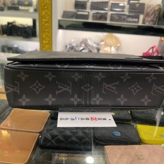 東區正精品㊣ LV DISTRICT M45272黑花黑字方型吸釦式翻蓋肩背包斜背包男包 RZ6483-6