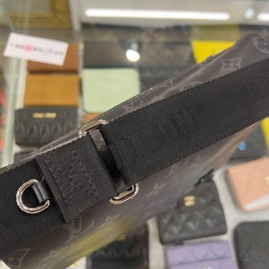 東區正精品㊣ LV DISTRICT M45272黑花黑字方型吸釦式翻蓋肩背包斜背包男包 RZ6483-7