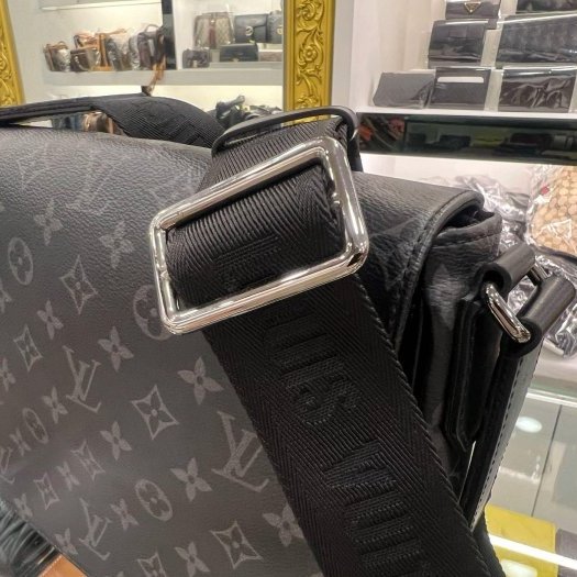 東區正精品㊣ LV DISTRICT M45272黑花黑字方型吸釦式翻蓋肩背包斜背包男包 RZ6483-8