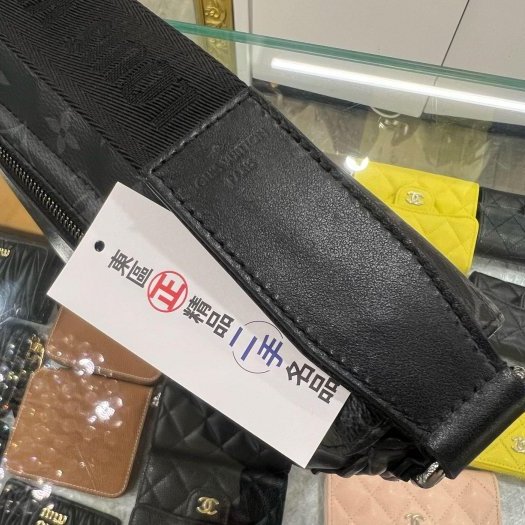 東區正精品㊣ LV DISTRICT M45272黑花黑字方型吸釦式翻蓋肩背包斜背包男包 RZ6483-9