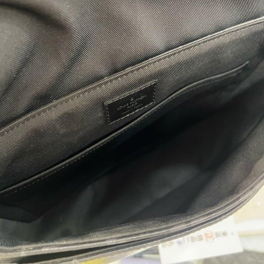 東區正精品㊣ LV DISTRICT M45272黑花黑字方型吸釦式翻蓋肩背包斜背包男包 RZ6483-10