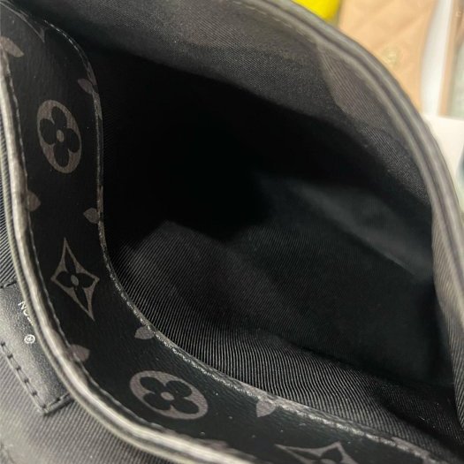 東區正精品㊣ LV DISTRICT M45272黑花黑字方型吸釦式翻蓋肩背包斜背包男包 RZ6483-12