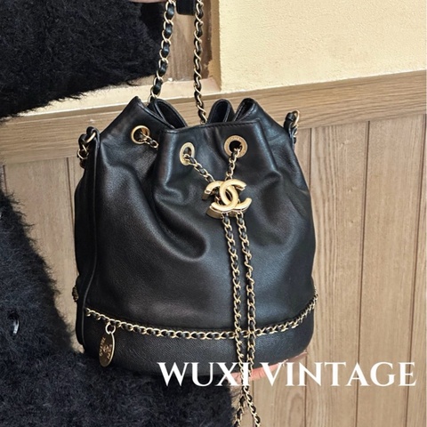 💎Chanel香奈兒｜希臘系列黑色金扣軟牛皮｜金幣皮穿鏈束口水桶包｜98新
