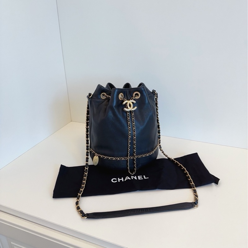 💎Chanel香奈兒｜希臘系列黑色金扣軟牛皮｜金幣皮穿鏈束口水桶包｜98新-1