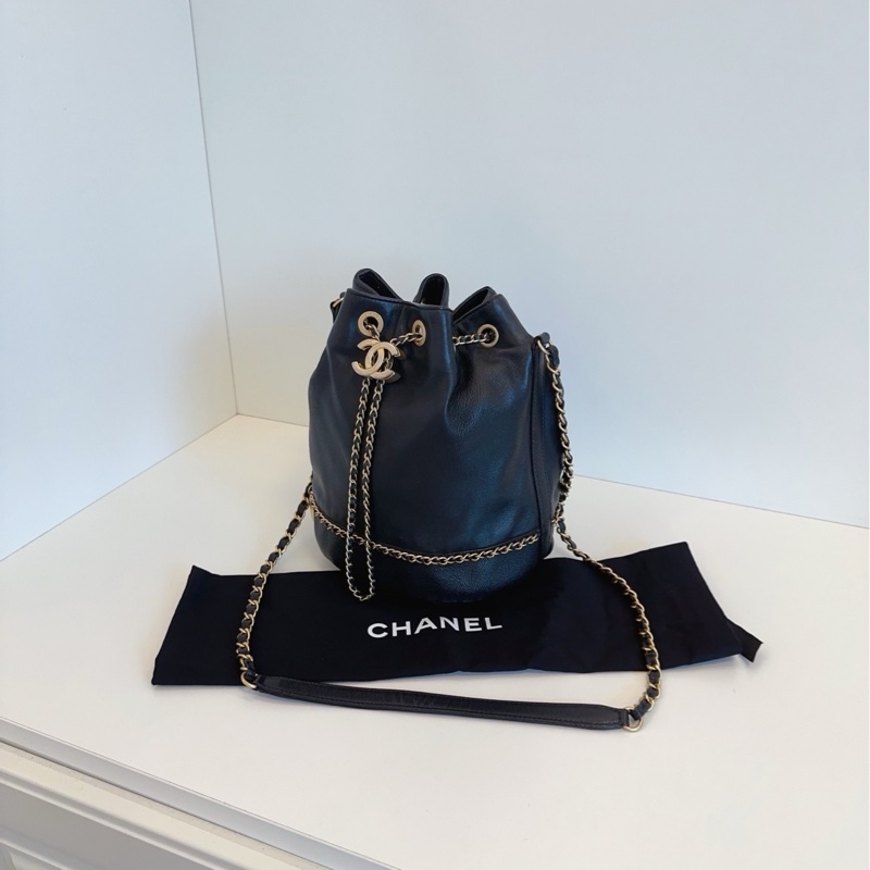 💎Chanel香奈兒｜希臘系列黑色金扣軟牛皮｜金幣皮穿鏈束口水桶包｜98新-4