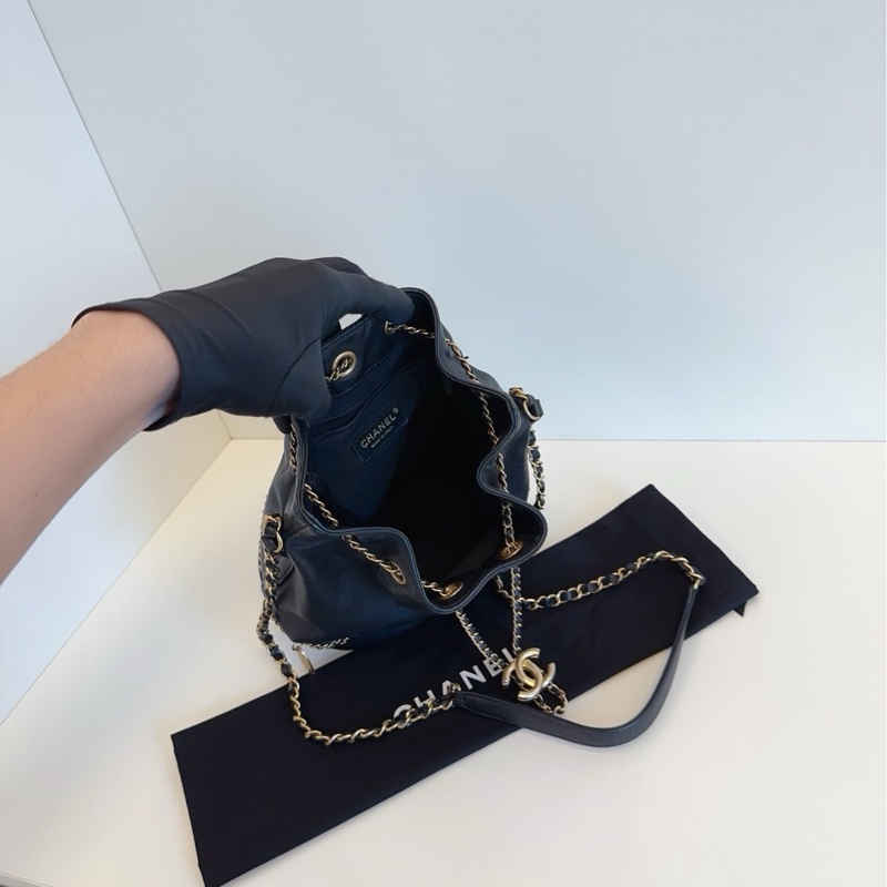 💎Chanel香奈兒｜希臘系列黑色金扣軟牛皮｜金幣皮穿鏈束口水桶包｜98新-9
