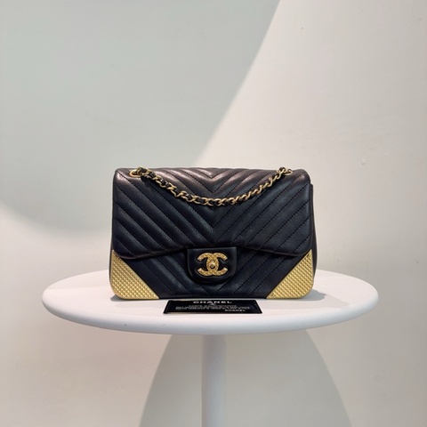 Chanel 宮廷系列黑金大mini 25開有卡 成色很好 邊角無磨損 金屬無褪色 內里乾淨