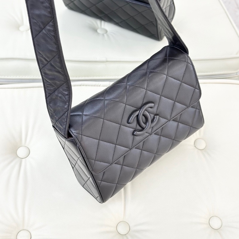 Chanel 香奈兒烏木色 黑武士 So Black 皮LOGO 菱格紋羊皮寬肩帶 相機包/盒子包-1