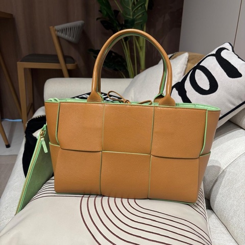 Bottega Veneta BV Small Arco Tote Bag