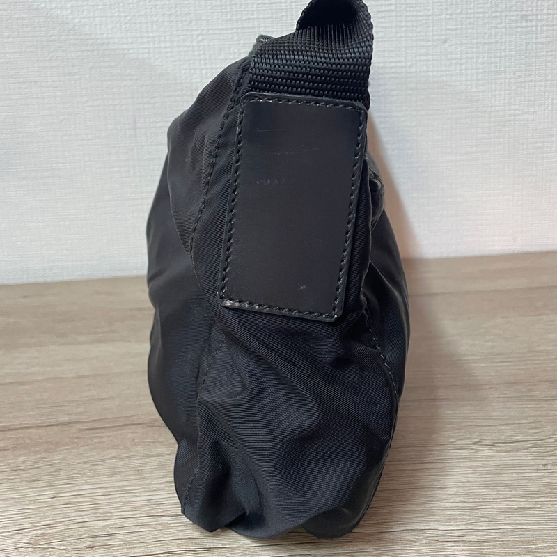 Prada 降落傘布面斜背包(附保卡)-5