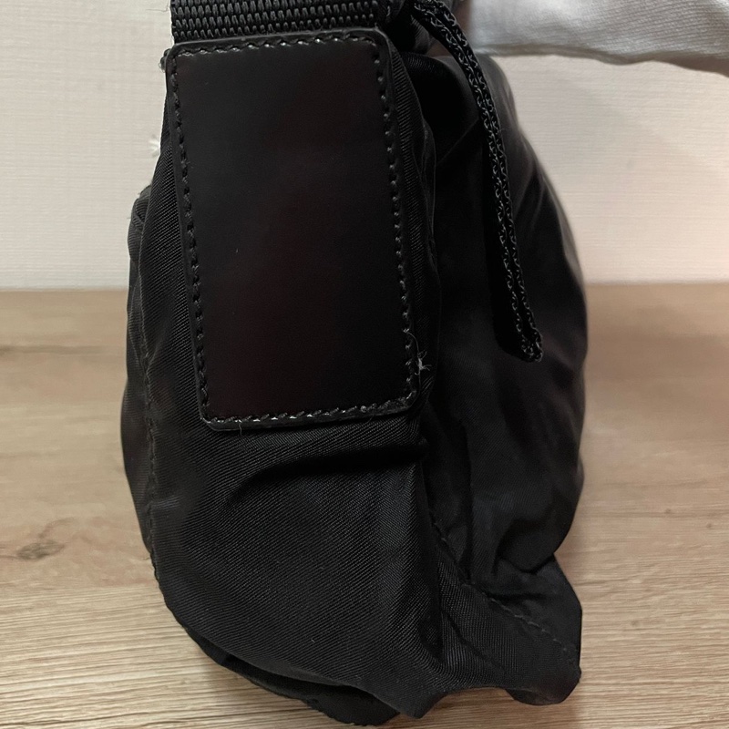 Prada 降落傘布面斜背包(附保卡)-6