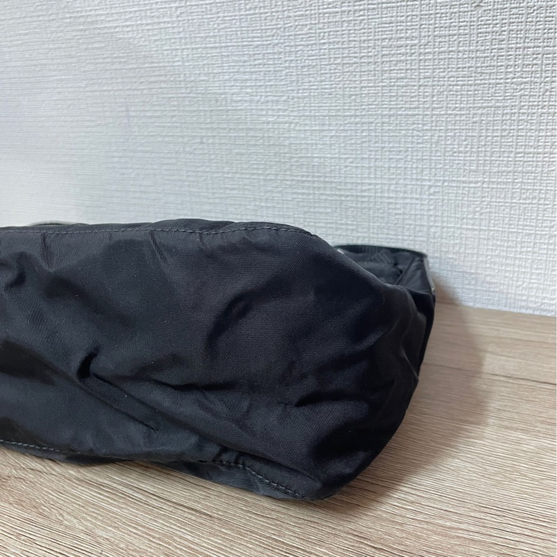 Prada 降落傘布面斜背包(附保卡)-7
