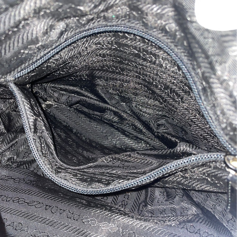 Prada 降落傘布面斜背包(附保卡)-9