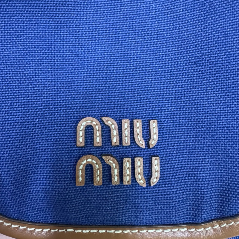 MIU MIU繆繆 字母徽標金色五金件 棉 雙肩包 女款 矢車菊藍拼白蘭地-3